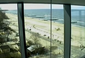 Morze z okien kawiarni